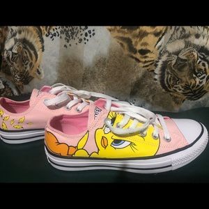 Lmtd Edtn: Looney Tunes Converse!!! Only worn once